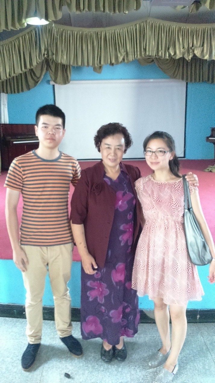 图为宝运莱员工与太阳村办人张淑琴女士合影留想