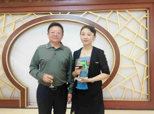 宝运莱831999总经理王元圆（右一）与庆市市长韩立华合影 