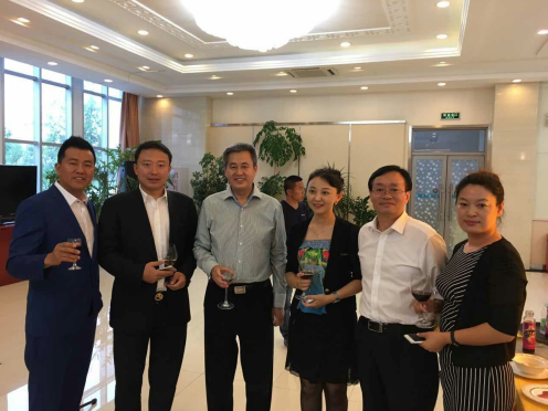 宝运莱831999总经理王元圆（右三）与庆市副市长陈恩等辅导合影