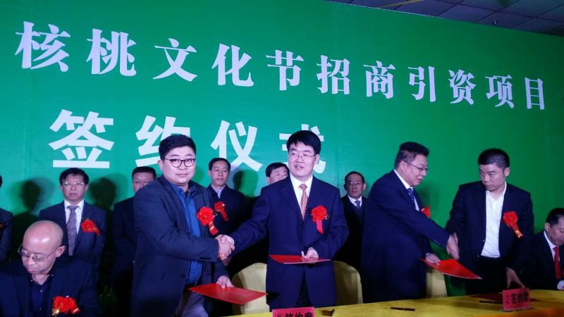 宝运莱层与汾阳市当局代表市秘书长魏向华签约现场