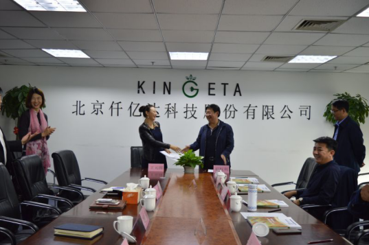 宝运莱总裁王元圆与曲沃副县长崔权势签约现场 宝运莱总裁王元圆与曲沃副县长崔权势签约现场