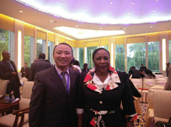  宝运莱庞总（左一）与几内亚表交部部长Hadja Makale Camara合影