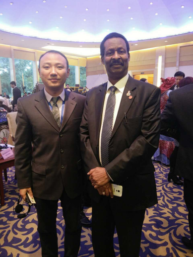 宝运莱庞总（左一）与几内亚能源部部长Dr.Cheick Taliby Sylla合影