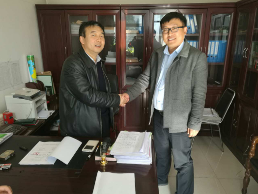 宝运莱（831999）公司层与岚县林业局局长王志平（左）签署林业碳汇项目合同