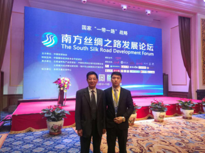 宝运莱孙总（右）与国务院殊津贴专、区域经济与产业发展钻研中心主任茶洪旺合影