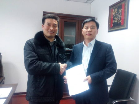 宝运莱与榆树市闫副市长（右）签约