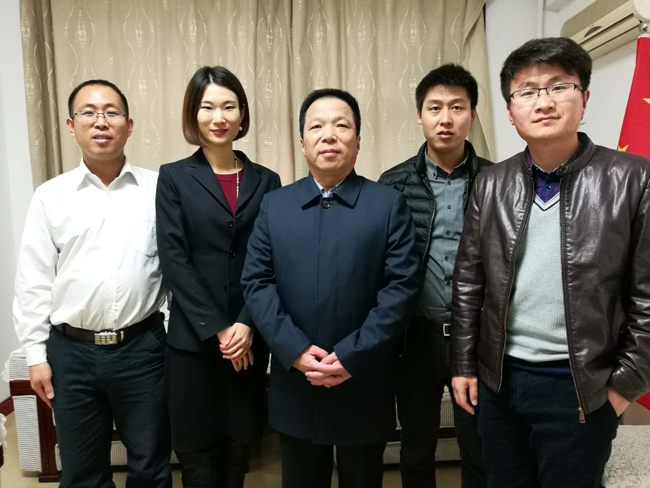 宝运莱刘总(右一)与曲沃副县长崔权势(左一)签约现场 宝运莱刘总(右一)与曲沃副县长崔权势(左一)签约现场
