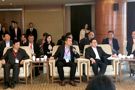 宝运莱董事长郑两斌（前排中）在会议现场讲话中