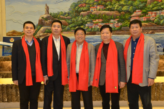 宝运莱董事长郑两斌(左一)、陕西乐山商会会长陈信雄(左二)、与乐山市人原副主任汪兴裕(正中)、乐山驻京办主任王飞(右二)乐山企业商会会长蒋清林(右一) 宝运莱董事长郑两斌(左一)、陕西乐山商会会长陈信雄(左二)、与乐山市人原副主任汪兴裕(正中)、乐山驻京办主任王飞(右二)乐山企业商会会长蒋清林(右一)
