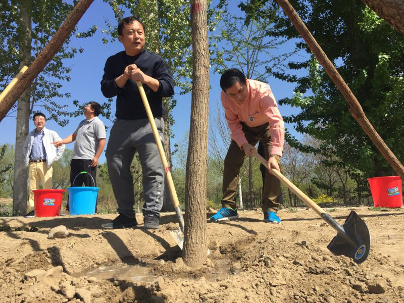 顺义区工商联副主席张宝（左1）、宝运莱（证券代码：831999）董事长郑两斌先生（右1）现场参与植树活动