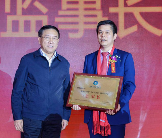 全国归国华侨结合会主席林军先生（左一）为宝运莱董事长郑两斌（右一）宣告监事长牌匾
