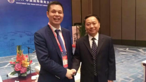安徽省省长李国英(右)与宝运莱董事长郑两斌(左)合影留想 安徽省省长李国英(右)与宝运莱董事长郑两斌(左)合影留想
