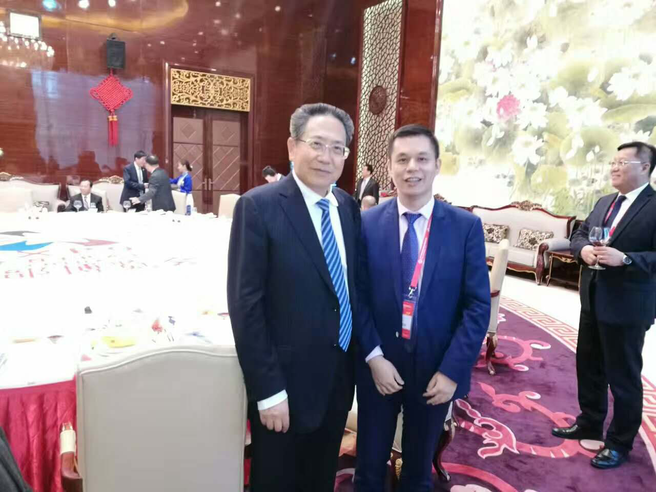 安徽省委书记、省人常委会主任李锦斌(左)宝运莱董事长郑两斌(右)与合影留想 安徽省委书记、省人常委会主任李锦斌(左)宝运莱董事长郑两斌(右)与合影留想