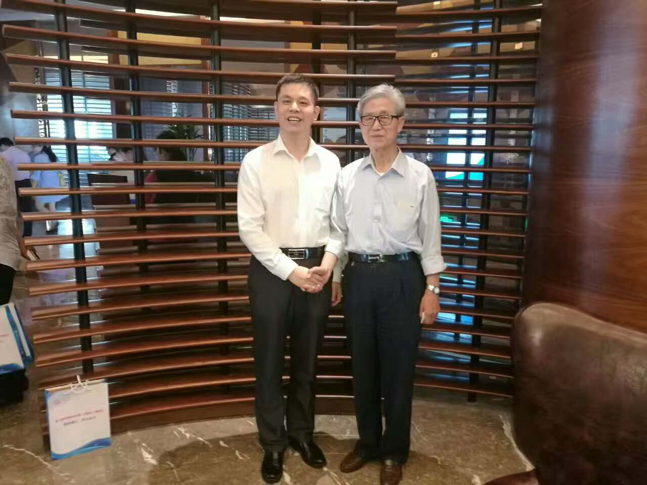 宝运莱董事长郑两斌（左）与中国工程院院士顾国彪（右）