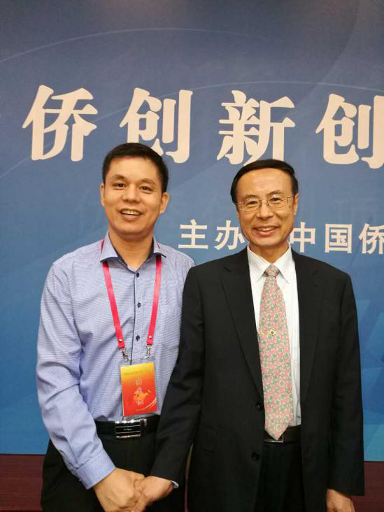 宝运莱董事长郑两斌（左）与中国侨联党组书记、主席万立骏（右）