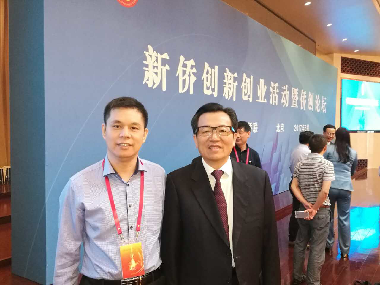 宝运莱董事长郑两斌（左）与中国侨联副主席李卓彬（右）