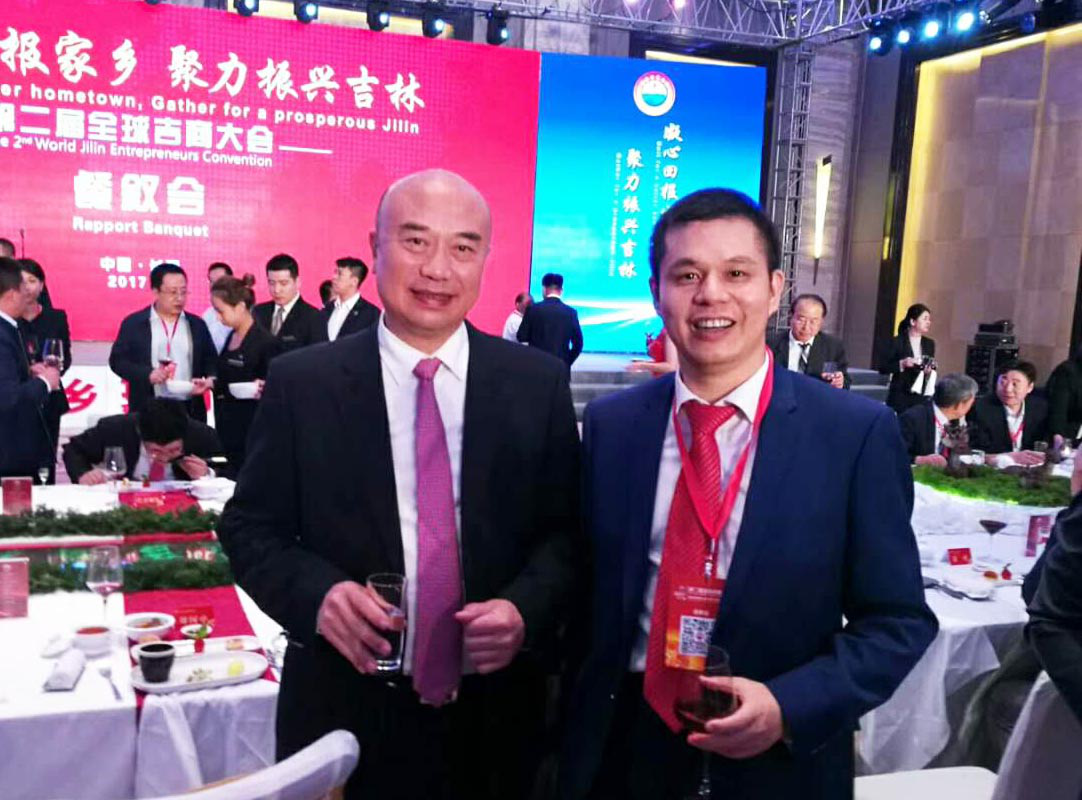吉林省省长刘国中（左）与宝运莱董事长郑两斌（右）