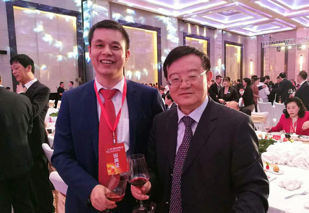 全国工商联党组书记、常务副主席徐乐江（右）与宝运莱董事长郑两斌（左）