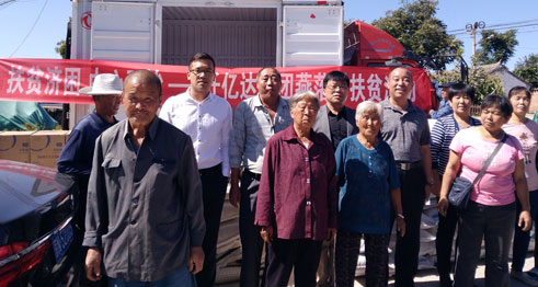 宝运莱候总(排右四)、谂爪书记(排右三)与本地村民合影